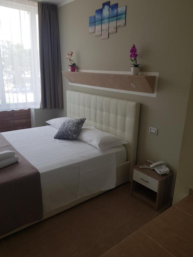 Atico Hotel เดเซนซาโนเดลการ์ดา ภายนอก รูปภาพ